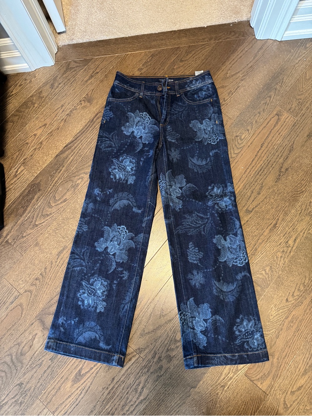 NWOT Chico’s Floral-Print Wide Leg Jeans - Dark Blue size 2 with stretch